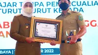 Penghargaan Opini WTP diserahkan oleh Gubernur Jatim,  Khofifah Indar Parawansa kepada Bupati Trenggalek, Mochamad Nur Arifin di Isyana Ballroom, Hotel Bumi, Kota Surabaya, Senin (14/11/2022). (Foto: Istimewa)