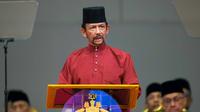 Sultan Hassanal Bolkiah menyampaikan pidato dalam sebuah acara di Bandar Seri Begawan, Brunei Darussalam, Rabu (3/4). Mulai hari ini, Kerajaan Brunei Darussalam resmi memberlakukan hukum rajam hingga tewas terhadap pelaku gay (sesama laki-laki). (AFP)