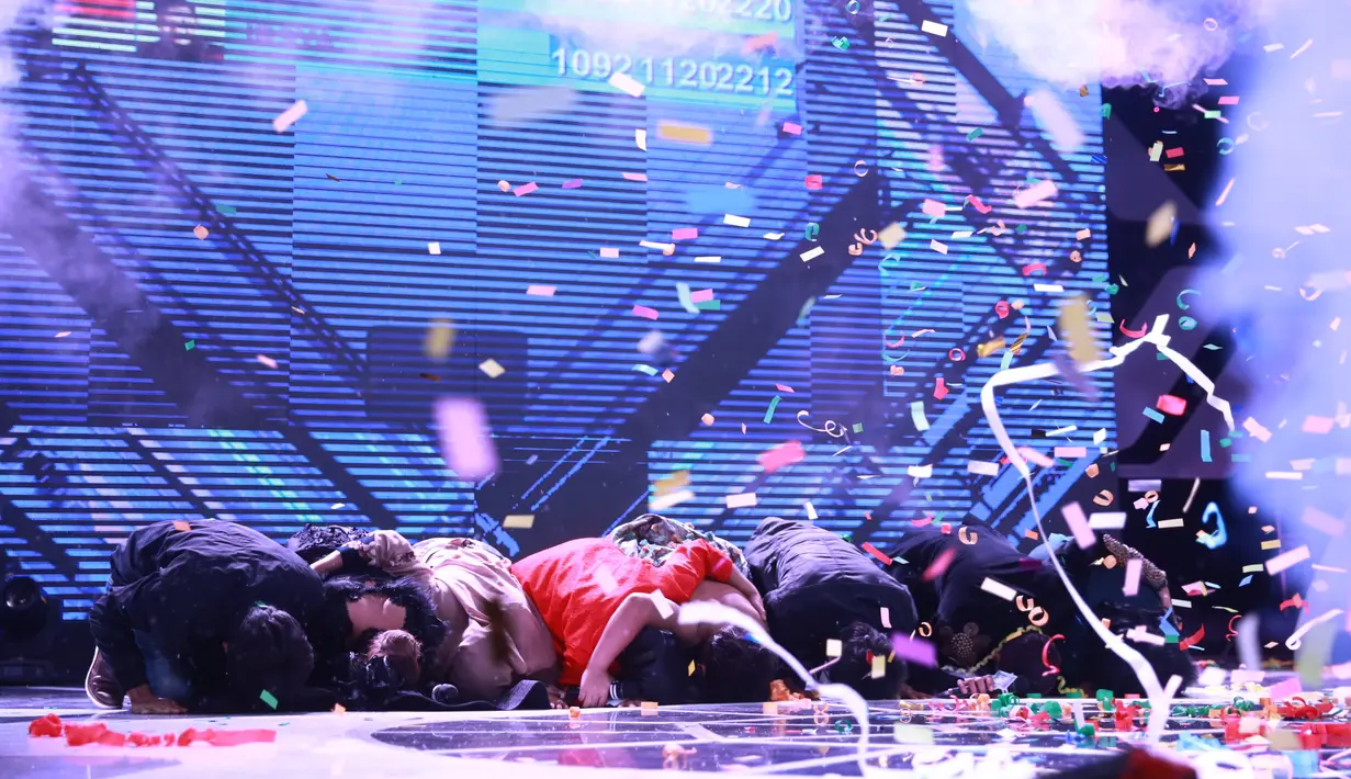 Setelah nama Weni dinobatkan sebagai pemenang, suasana haru begitu terlihat. Para finalis yang didampingi orangtua masing-masing langsung melakukan sujud syukur di atas panggung. (Adrian Putra/Bintang.com)