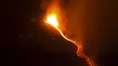 Muntahan lava panas keluar dari perut Gunung Etna saat meletus di pulau selatan Sisilia, Italia, Senin (7/12). Gunung berapi tertinggi di Eropa tersebut kembali memuntahkan abu vulkanik setelah dua tahun tidak ada aktivitas. (REUTERS/Antonio Parrinello)