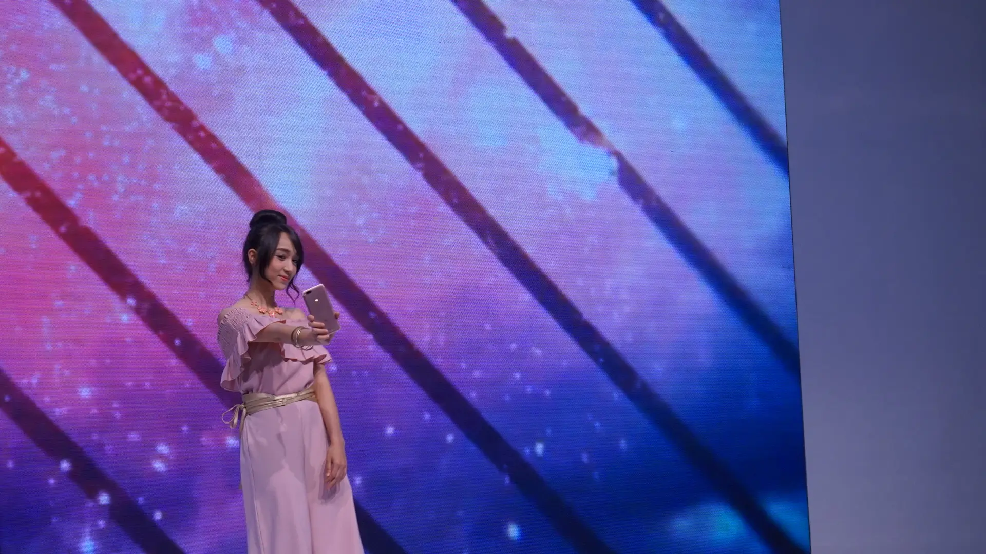 Member JKT48 Ayana Shahab memamerkan Mi A1 di panggung peluncuran Xiaomi Mi A1 (Liputan6.com/ Agustin Setyo W)