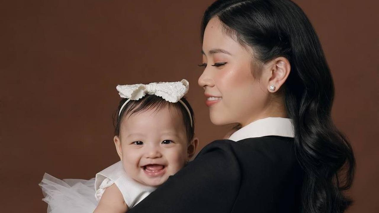 Di postingan selanjutnya, Jessica juga membagikan potretnya saat menggendong baby Julia Eden yang terlihat fotogenik sejak bayi.