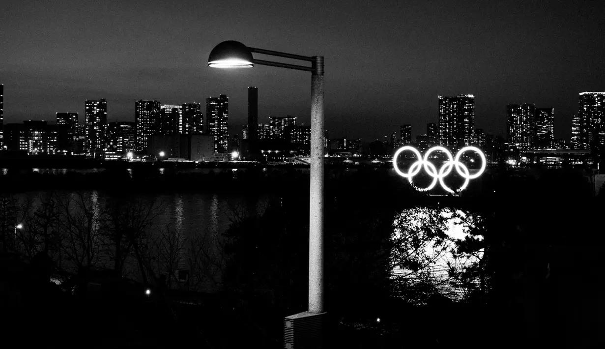 Cincin Olimpiade bercahaya mengapung di air di bagian Odaiba Tokyo, (6/3/2020). (AP Photo/Jae C. Hong)