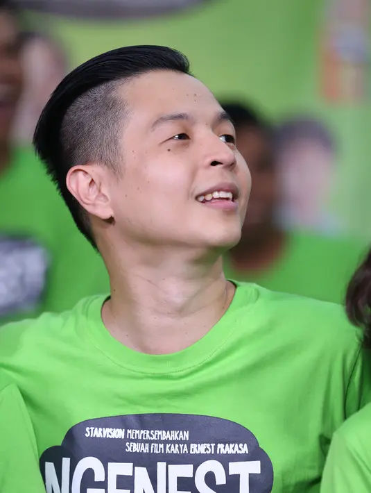 “..ini bukan hal yang mudah. Karena di sini saya main cukup banyak sekitar 70 persen, jadi konsentrasi sama tenaga terkuras habis. Biarpun begitu saya tetap senang," aku Ernest Prakasa. (Andy Masela/Bintang.com)