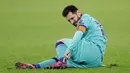 Pemain Barcelona Lionel Messi menyesuaikan sepatunya saat melawan Borussia Dortmund pada laga Grup F Liga Champions di Dortmund, Jerman, Selasa (17/9/2019). Pertandingan berakhir 0-0. (AP Photo/Martin Meissner)