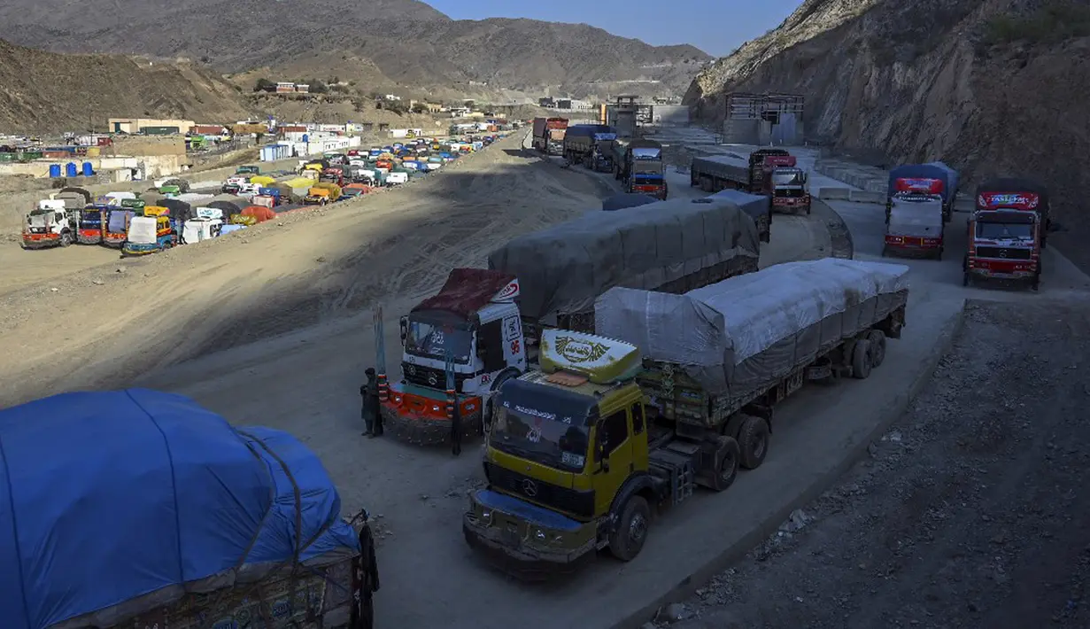 Pakistan, Senin (11/9) mempertahankan keputusannya untuk menutup perbatasan utama dengan Afghanistan yang terkurung daratan, dengan mengatakan bahwa pihak berwenang Taliban berusaha membangun struktur yang melanggar hukum di wilayahnya dan melakukan penembakan membabi buta ketika ditantang. (Abdul MAJEED/AFP)