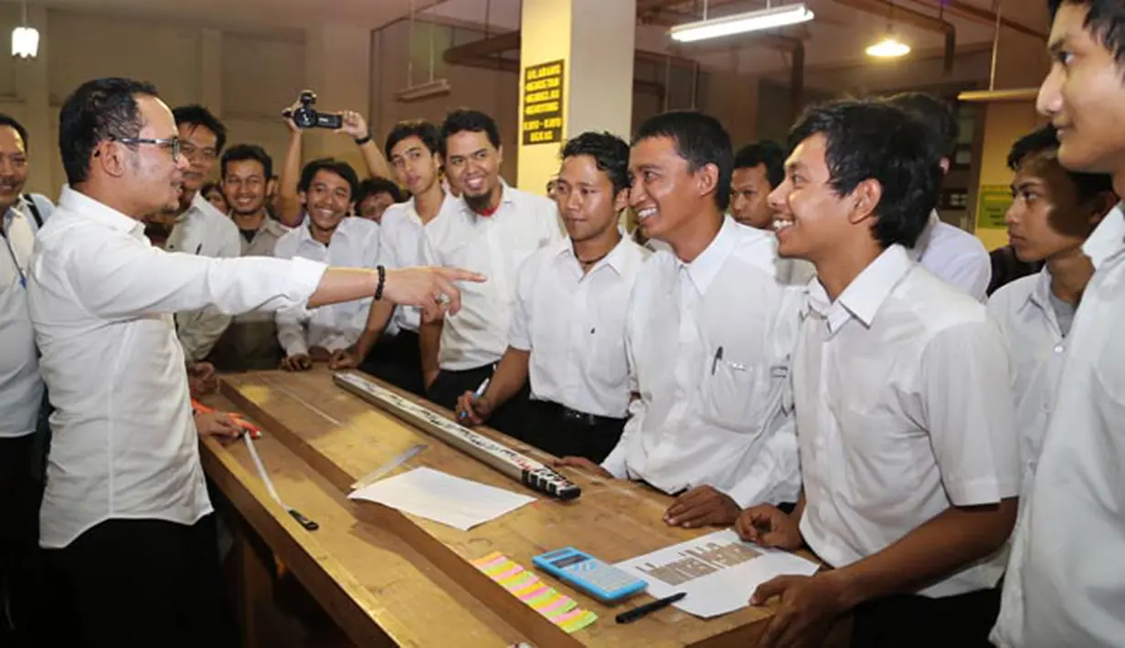 Dalam kunjungan kerja ke Makassar, Menteri Ketenagakerjaan (Menaker) M. Hanif Dhakiri mengunjungi sebuah pabrik dan berdialog dengan para Buruh