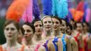 Deretan penari cantik bersiap mengisi upacara pembukaan Piala Eropa 2016 jelang laga Prancis melawan Rumania di Stade de France, Prancis, Jumat (10/6/2016) atau Sabtu dini hari WIB. (AFP/Francisco Leong) 