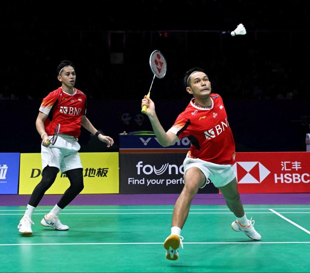 Sementara di ganda putra, Fajar Alfian / M Rian Ardianto berhasil menumbangkan pasangan Chinese Taipei, Lee Yang / Wang Chi Lin dalam permainan yang berlangsung ketat di sepanjang tiga set. Skor yang mereka raih 16-21, 21-19, dan 21-18. Foto: WANG Zhao / 