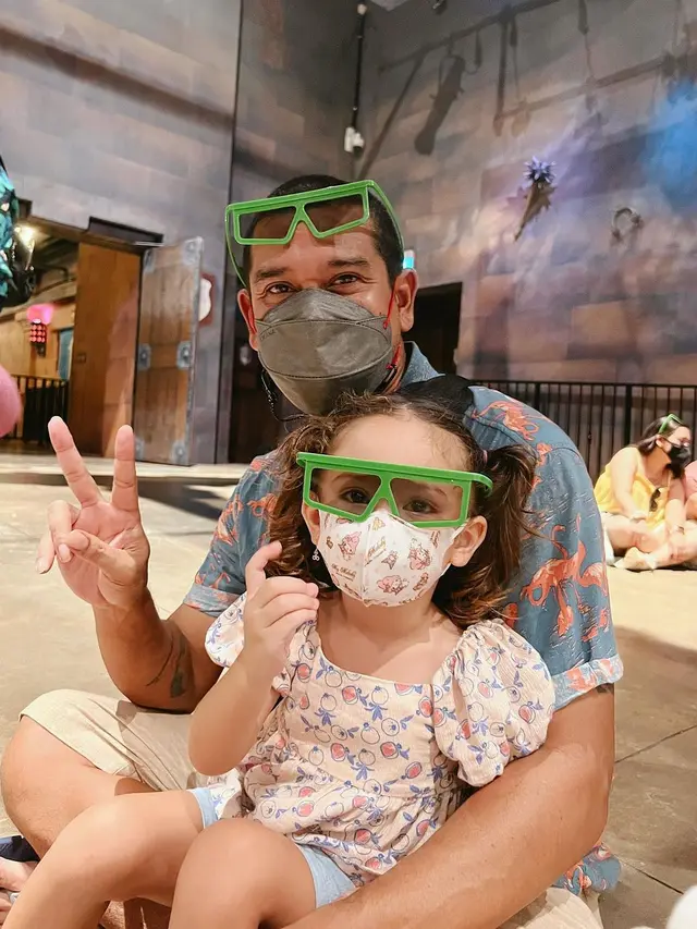 Sedang Hamil Anak Ketiga, Ini 6 Potret Liburan Yasmine Wildblood di Singapura