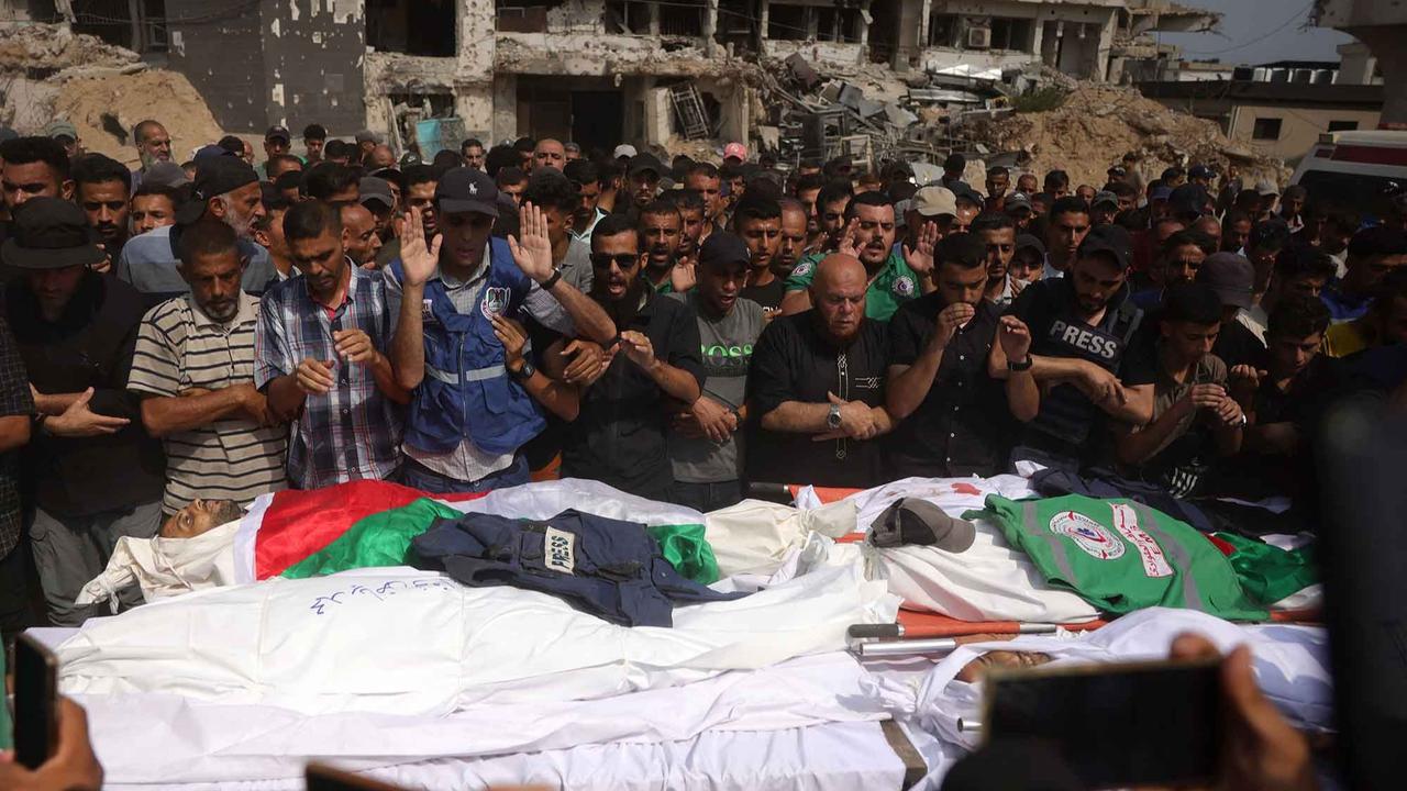 FOTO: Tangis Haru Iringi Pemakaman Lima Jurnalis Al Jazeera Korban Serangan Israel di Gaza