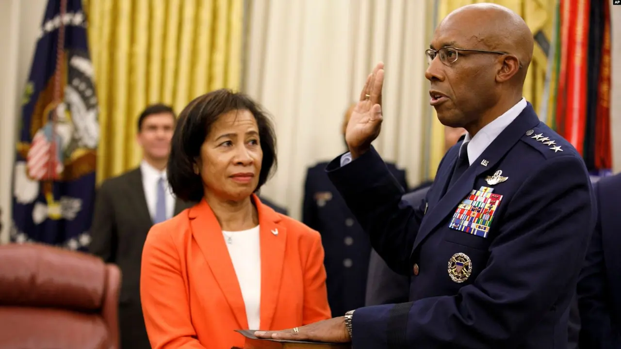 Jenderal Charles "C.Q." Brown, Jr. saat diambil sumpah sebagai kepala staf Angkatan Udara Amerika hari Kamis 6 Agustus 2020. (AP).