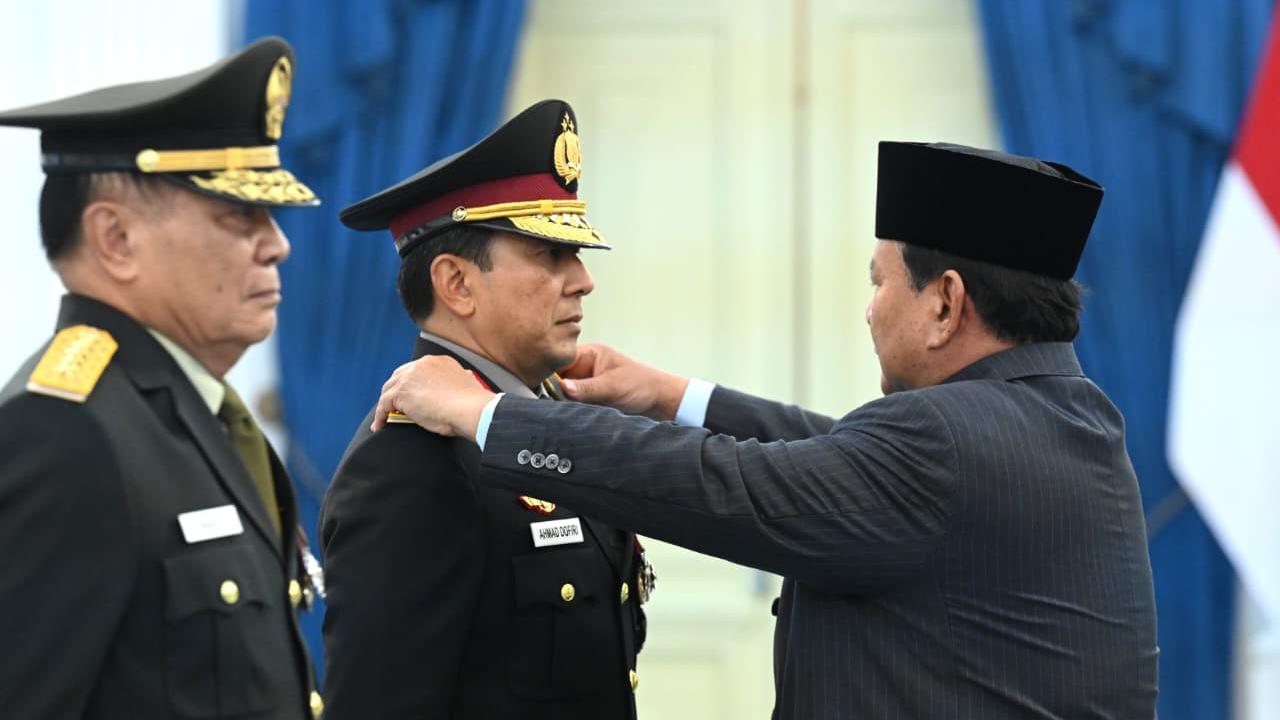 Prabowo beri kenaikan pangkat jenderal kehormatan kepada Letjen TNI (Purn) Djamari Chaniago dan Komjen Polisi (Purn) Ahmad Dofiri