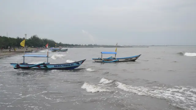 BPBD memastikan surutnya air laut di Cilacap pasca-gempa jawa tak benar. (Foto: Liputan6.com/Muhamad Ridlo)