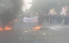 Demonstran Berpakaian Serba Hitam Kepung DPRD Solo, Tuntut Jokowi Mundur