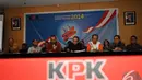 Abraham Samad menjelaskan KPK memiliki banyak pekerjaan rumah (PR) yang harus segera diselesaikan saat menggelar konferensi pers di Gedung KPK, Jakarta, Senin (29/12/2014). (Liputan6.com/Miftahul Hayat) 