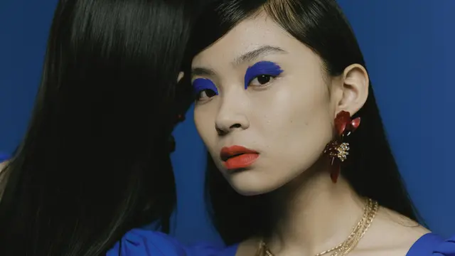 Hindari anting menjuntai untuk bentuk wajah memanjang