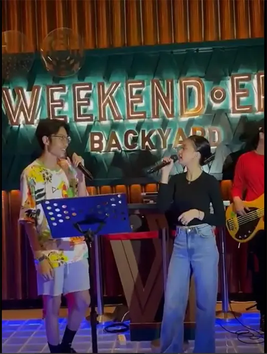 Zara juga terlihat kompak berduet dengan Kiesha. Selama ini, keduanya mengungkapkan hubungannya selayaknya kakak dan adik. Keduanya terlihat bersahabat sejak kecil. Zara datang tidak sendiri, tapi ditemani oleh sang ibu, Eka Wilestari. [Instagram/okieagustina_]