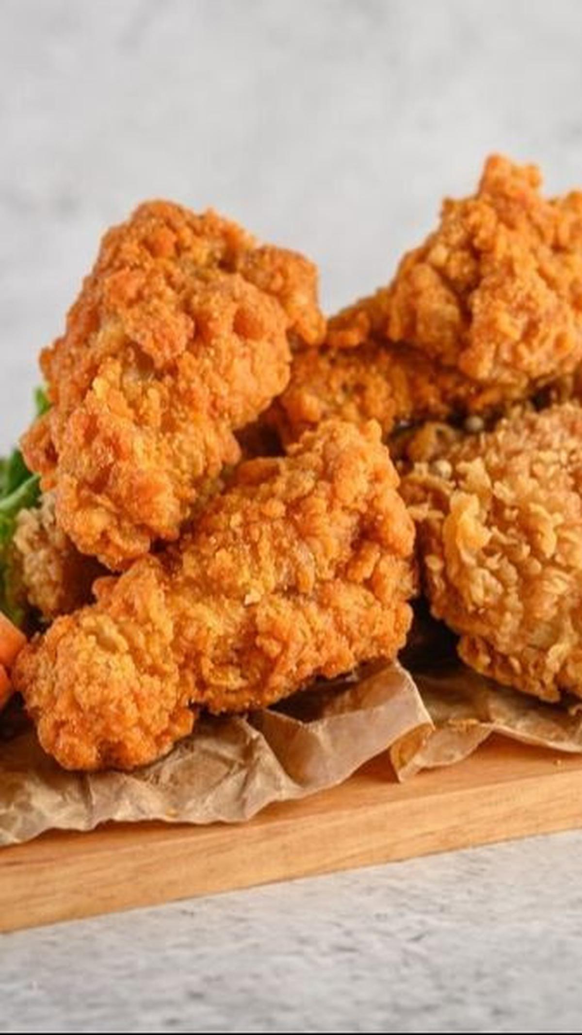 Dengan mengikuti tips dan resep di atas, Anda bisa membuat ayam krispi yang keriting dan kriuk tahan lama seperti di restoran. Selamat mencoba dan semoga berhasil!