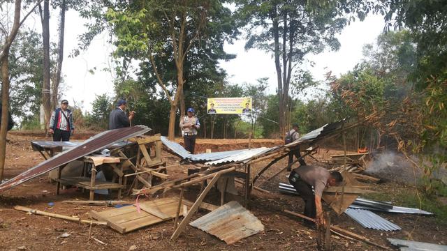 Pemakaman Umum Jadi Lokasi Perjudian Sabung Ayam di Palembang