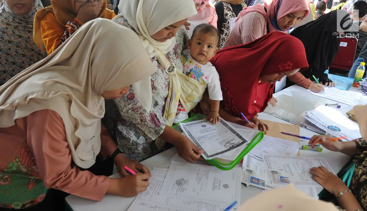 Para ibu mengurus pembuatan Kartu Identitas Anak (KIA) yang digelar Disdukcapik Kota Depok di Kantor Kecamatan Cinere, Depok, Jawa barat, Rabu (2/10/2019). Ratusan emak-emak menyerbu pelayanan gratis ini sebagai syarat administrasi anak masuk tahun ajaran baru. (merdeka.com/Arie Basuki)