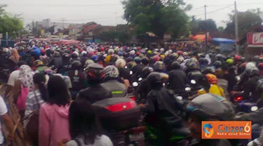 Citizen6, Banten: Akibat adanya perbaikan jalan yang belum selesai menambah kemacetan selama 10 tahun ini. Selain itu juga terdapat ratusan pabrik dan perusahaan di sekitar jalan tersebut. (Pengirim: Gunawan Yusuf)