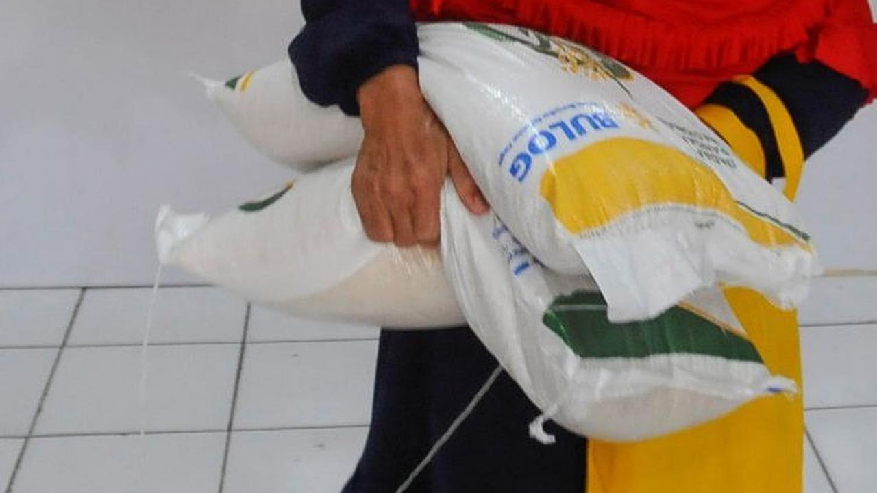 Pembagian beras ini berlangsung selama 3 bulan yang masing-masing keluarga mendapatkan 10 kg beras per keluarga penerima manfaat (KPM).
