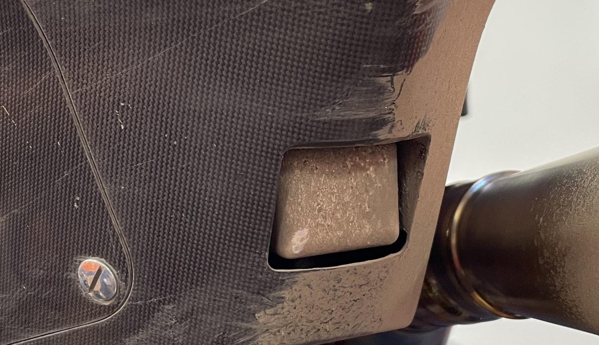 Sirkuit Mandalika ternyata sangat kotor, dipenuhi debu dan pasir, membuat motor-motor MotoGP kesulitan melintas, terutama demi alasan keselamatan. (@HRC_MotoGP)