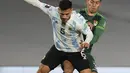 Gelandang Argentina, Leandro Paredes berebut bola dengan bek Bolivia, Jesus Sagredo pada Kualifikasi Piala Dunia 2022 zona Amerika Selatan, di Stadion El Monumentttal, Jumat (10/9/2021). Hat-trick Lionel Messi membuat Argentina menang 3-0 atas Bolivia. (Natacha Pisarenko/POOL/AFP)