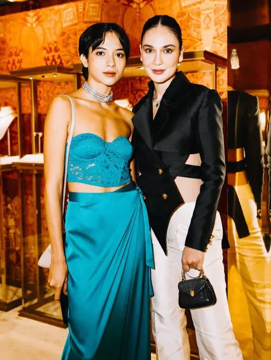 <p>Luna Maya dan Putri Marino menjadi perwakilan public figure yang turut menghadiri acara BVLGARI Mediterranea di Bali. Mari kita simak gaya keduanya yang tak kalah memukau dengan tamu lainnya, termasuk Davika Hoorne. Foto: Instagram.</p>