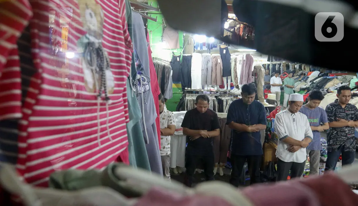 Aktivitas perdagangan pun dihentikan sejenak. (Liputan6.com/Herman Zakharia)