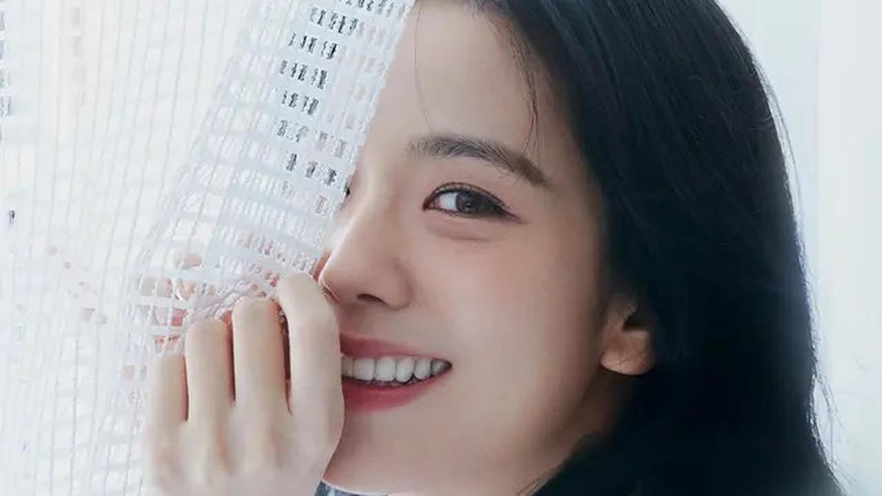 Jisoo BLACKPINK Pakai Ikat Pinggang Mungil Rp11 Jutaan Saat Promosi Drakor Newtopia