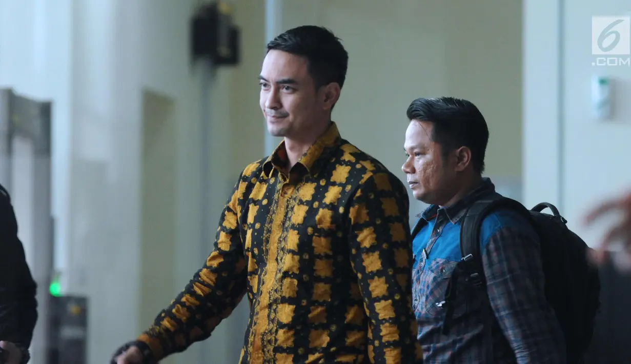 Gubernur Jambi, Zumi Zola (kiri) bersiap meninggalkan gedung KPK usai memberi keterangan, Jakarta, Senin (22/1). Zumi Zola dimintai keterangan terkait penyelidikan baru terkait kasus dugaan suap dana APBD Provinsi Jambi. (Liputan6.com/Helmi Fithriansyah)