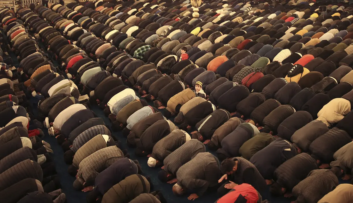 Umat Muslim melakukan sholat tarawih setelah 88 tahun menjelang hari pertama Ramadhan di Turki, di Masjid Hagia Sophia di Istanbul, Jumat (1/4/2022). Bangunan ikonik tersebut sebelumnya digunakan sebagai museum dan diubah menjadi masjid pada tahun 2020. (AP Photo/Emrah Gurel)