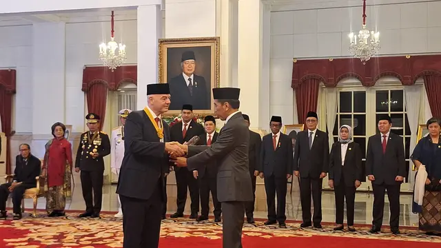 Presiden FIFA Gianni Infantino mendapat penghargaan dari Presiden Jokowi di Istana Negara Jakarta, Jumat (10/11/2023).