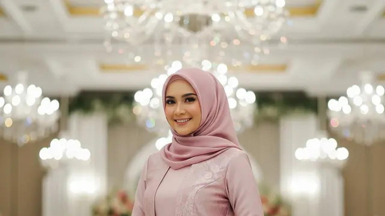 5 Gamis Brokat Pesta Pernikahan Terbaik 2025, Tampil Elegan, Glamour, dan Berkelas