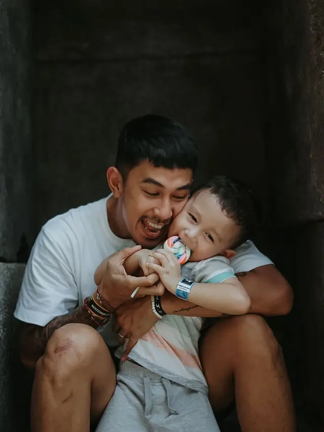 6 Potret Fandy Christian Momong Anaknya, Menggemaskan
