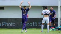 Sikap hormat ditunjukkan oleh pemain Persita Tangerang, Javlon Guseynov setelah mencetak gol ke gawang Borneo FC dalam laga lanjutan BRI Liga 1 2025/2026, Jumat (09/01/2026). (Bola.com/Bagaskara Lazuardi)