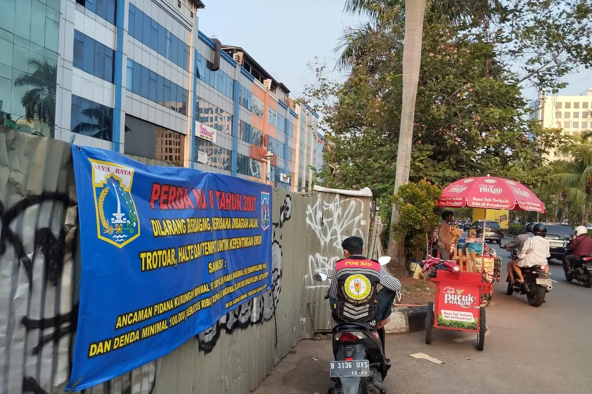 Deretan lapak kaki lima berjejer sepanjang jalan kurang lebih 500 meter.