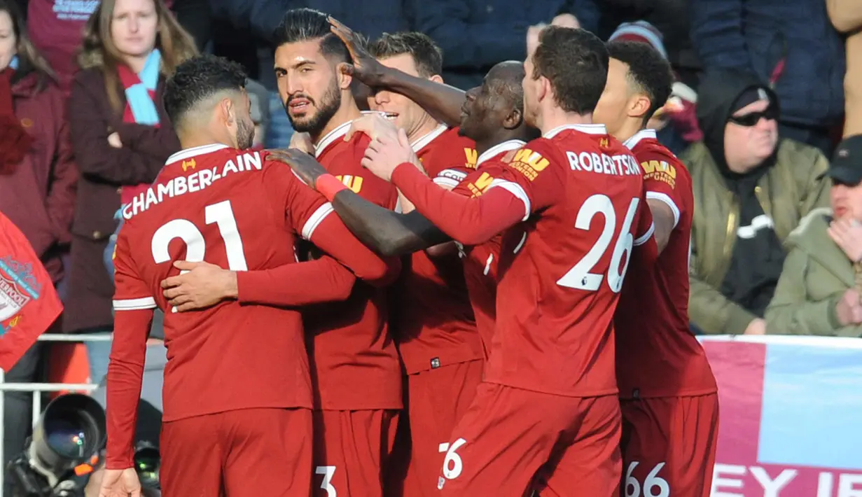 Gelandang Liverpool, Emre Can (kedua kiri) melakukan selebrasi usai mencetak gol ke gawang West Ham United pada lanjutan Liga Inggris di Anfield, Inggris (24/2). Liverpool menang telak atas West Ham 4-1. (AP Photo / Rui Vieira)