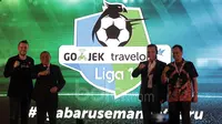 Ketua Umum PSSI, Edy Rahmayadi (2kiri) saat peluncuran logo Liga 1 Indonesia di Senayan, Jakarta, Senin (10/4/2017). Liga 1 Indonesia akan bergulir pada 15 April 2017. (Bola.com/Nicklas Hanoatubun)