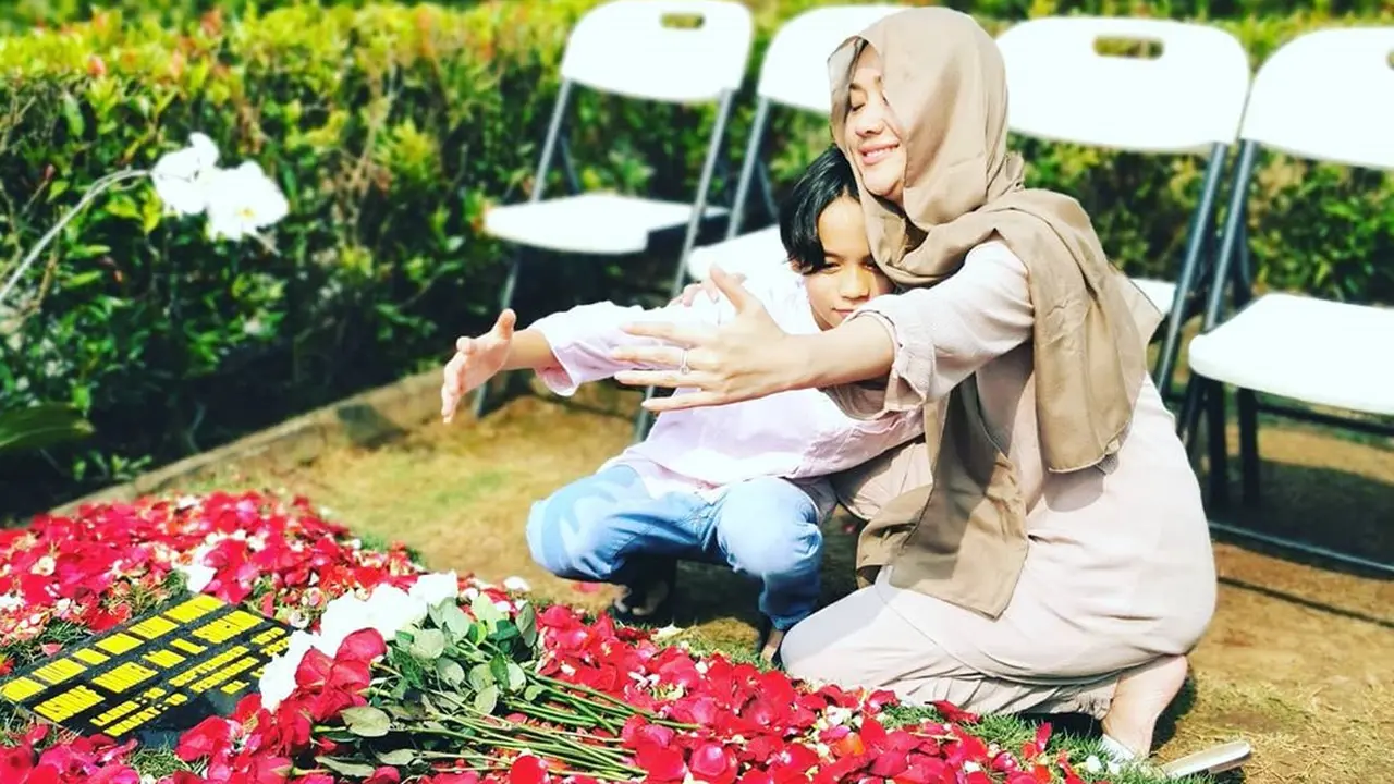 Bunga Citra Lestari atau BCL bersama anak semata wayangnya, Noah Aiden Sinclair kembali berziarah ke pusara Ashraf Sinclair. (https://www.instagram.com/p/B9tZa1xAdpd/)