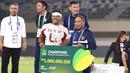 Kapten Garudayaksa, Asep Berlian (kiri) menerima giant check dari wakil ketua PSSI, Zainudin Amali dalam babak final di Stadion Maguwoharjo, Sleman, pada Sabtu (9/5/2026) malam WIB.