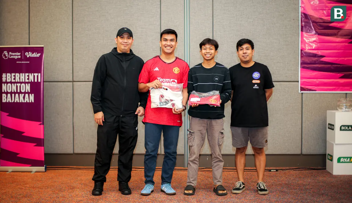 <p>Dua orang fans MU (tengah kanan dan tengah kiri) medapatkan jersey asli saat Roaring Night Liga Inggris melawan Manchester City yang berlangsung di Hotel IBIS Style, Tanah Abang, Jakarta, Minggu (03/03/2024). (Bola.com/Bagaskara Lazuardi)</p>