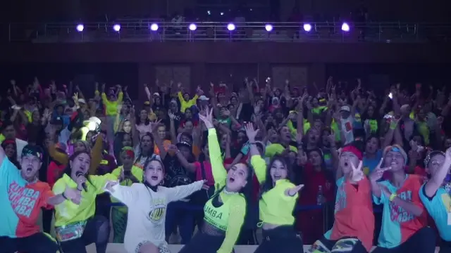 Denada saat menjadi instruktur senam zumba di rangkaian kegiatan Denada Zumba Tour 1.0