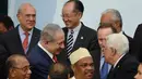PM Israel Benjamin Netanyahu (kiri) berbincang dengan Presiden Palestina Mahmud Abbas di depan Presiden Selandia Baru disela foto bersama pada KTT Perubahan Iklim, Conference of Parties (COP) 21 di Prancis, Senin (30/11). (AFP/POOL/MARTIN BUREAU)