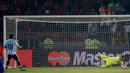 Kiper Chili, Claudio Bravo mengagalkan tendangan penalti gelandang Argentina, Ever Banega di final Copa America 2015 di Stadion Nasional, Santiago, Chili, (4/7/2015). Chili menang lewat adu penalti atas Argentina dengan skor 4-1. (REUTERS/Ivan Alvarado)