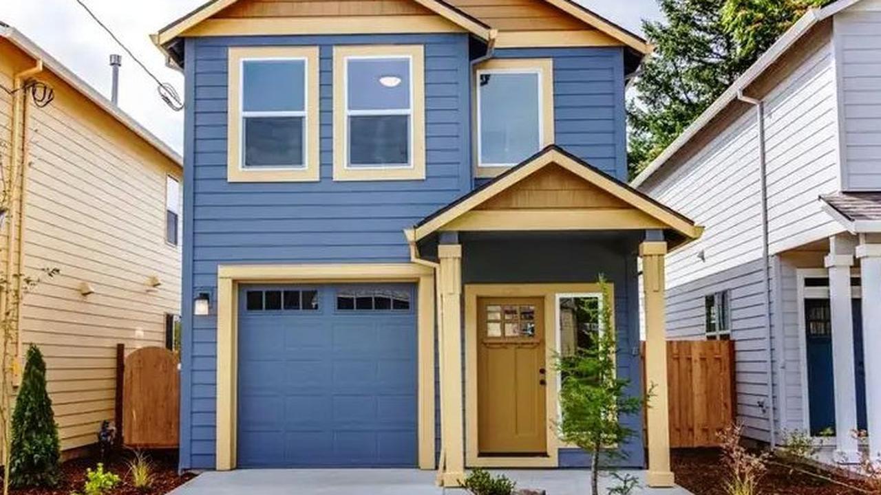 Model Pintu Garasi Minimalis Paling Favorit 2025