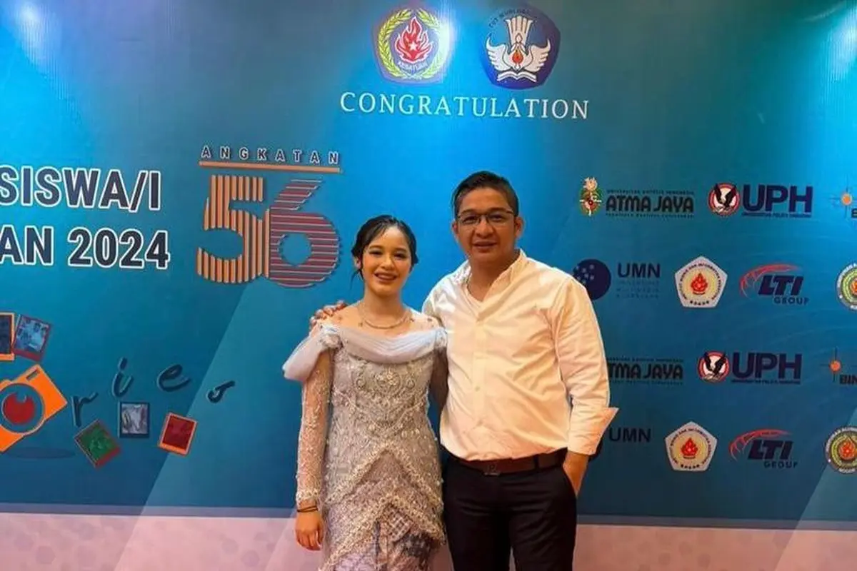 6 Potret Wisuda Shakiena Azalea Putri Pasha Ungu yang Dihadiri Okie Agustina dan Adelia, Kompak Berbusana Pastel