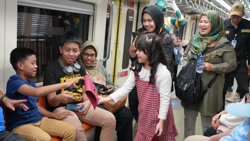 Anak-anak diajak untuk belajar tentang LRT Jabodebek melalui kegiatan edukatif yang menyenangkan.